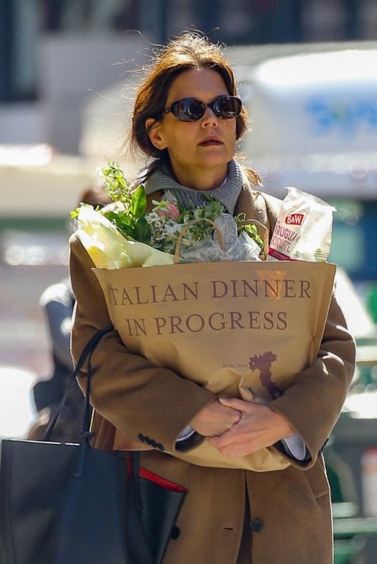 KATIE HOLMES Stocks up Ahead of a Italian Dinner 03/25/2024