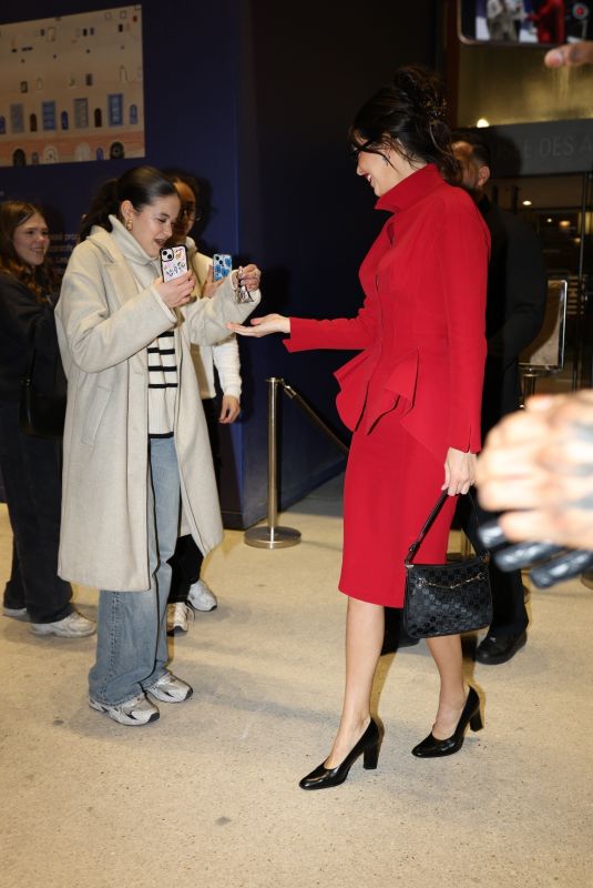 KENDALL JENNER Is Given an Eiffel Tower Keychain Souvenier from a Fan in Paris 03/08/2024
