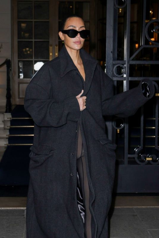 KIM KARDASHIAN Leaves Ritz Hotel at Paris Fashion Week 03/04/2024