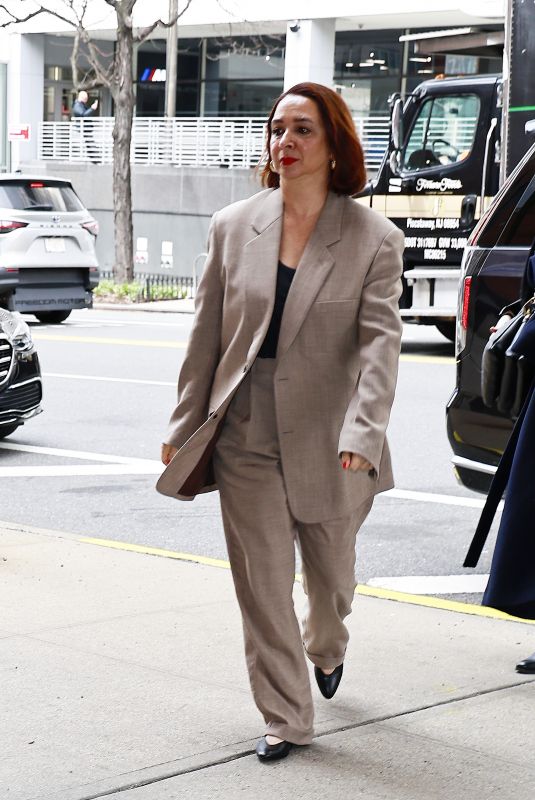 MAYA RUDOLPH Arrives at Drew Barrymore Show in New York 03/26/2024