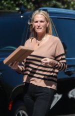 MOLLY SIMS Delivering a Package to Her Neighbor Kate Hudson in Brentwood 03/08/2024