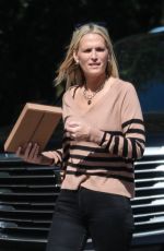 MOLLY SIMS Delivering a Package to Her Neighbor Kate Hudson in Brentwood 03/08/2024