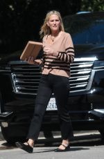MOLLY SIMS Delivering a Package to Her Neighbor Kate Hudson in Brentwood 03/08/2024