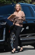 MOLLY SIMS Delivering a Package to Her Neighbor Kate Hudson in Brentwood 03/08/2024