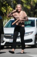 MOLLY SIMS Delivering a Package to Her Neighbor Kate Hudson in Brentwood 03/08/2024
