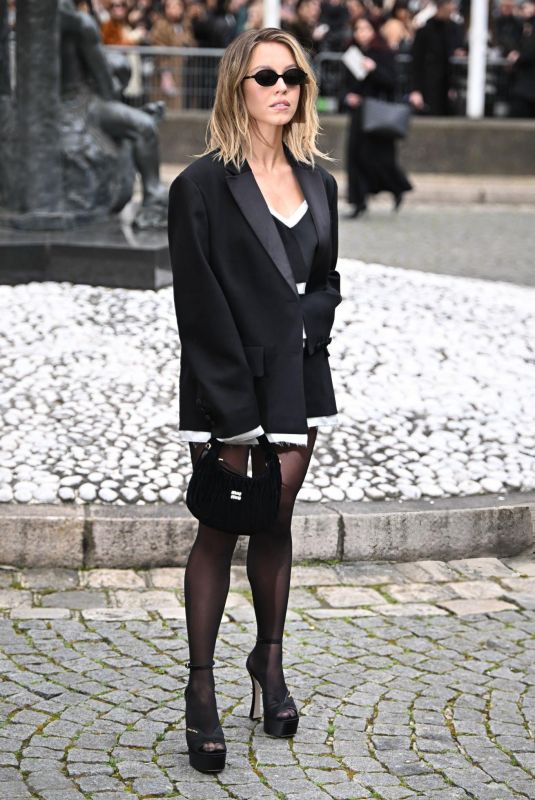 SYDNEY SWEENEY Arrives at Miu Miu Womenswear Fall/Winter 2024-2025 Show at Paris Fashion Week 03/05/2024
