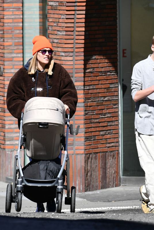 TAYLOR NEISEN on a Family Stroll in New York 03/25/2024