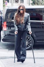 VICTORIA BECKHAM Perseveres on Crutches at Her Hotel in Paris 03/01/2024