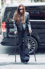 VICTORIA BECKHAM Perseveres on Crutches at Her Hotel in Paris 03/01/2024