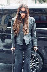 VICTORIA BECKHAM Perseveres on Crutches at Her Hotel in Paris 03/01/2024