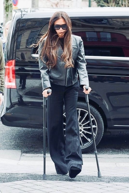 VICTORIA BECKHAM Perseveres on Crutches at Her Hotel in Paris 03/01/2024