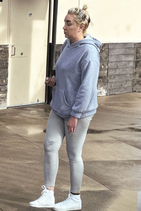 AMANDA BYNES at Starbucks in Glendale 04/14/2024