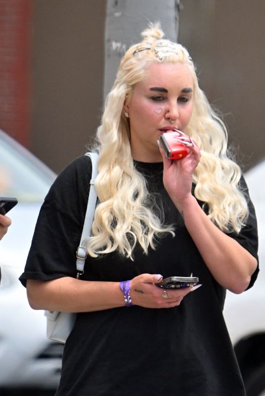 AMANDA BYNES Out for a Coffee with Friends in Los Angeles 04/25/2024