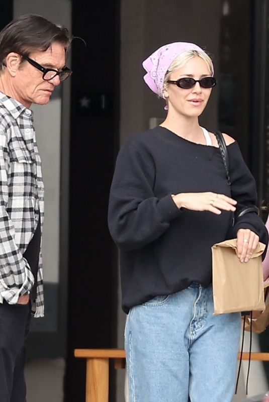 AMELIA and DELILAH HAMLIN, LISA RINNA and Harry Hamlin Out for Lunch in Malibu 04/22/2024