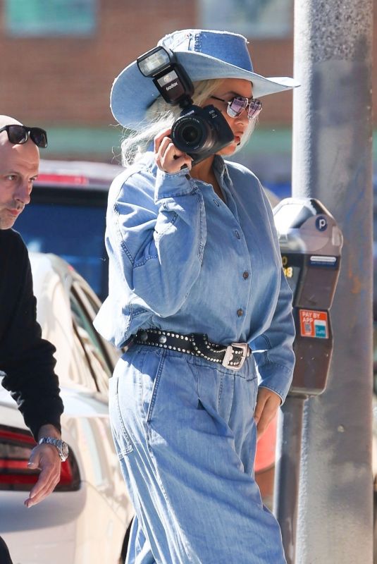 BEYONCE Arrives at a Meeting in Los Angeles 04/01/2024