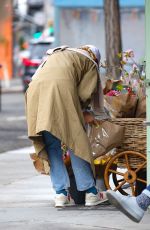 BUSY PHILIPPS Out Shopping Flowers in New York 04/13/2024