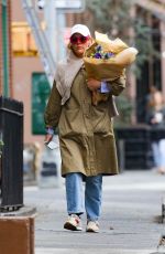 BUSY PHILIPPS Out Shopping Flowers in New York 04/13/2024