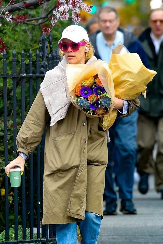 BUSY PHILIPPS Out Shopping Flowers in New York 04/13/2024