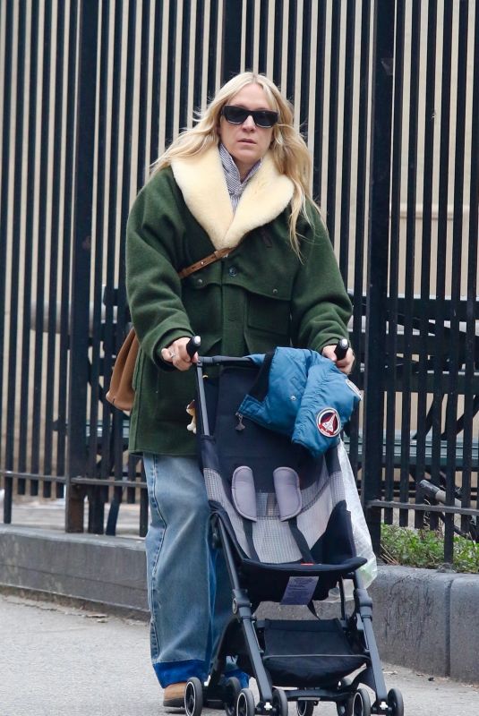 CHLOE SEVIGNY Out Shopping for Groceries New York 04/01/2024