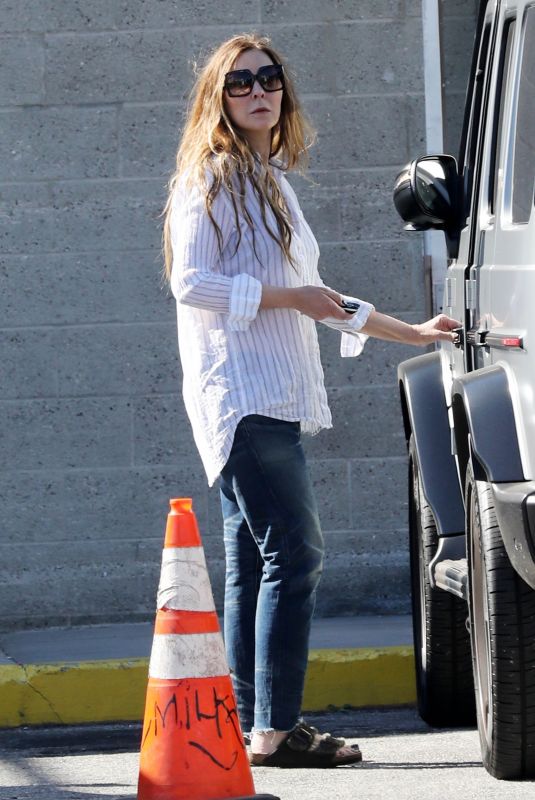 ELLEN POMPEO Leaves Starbucks in Hollywood 04/03/2024