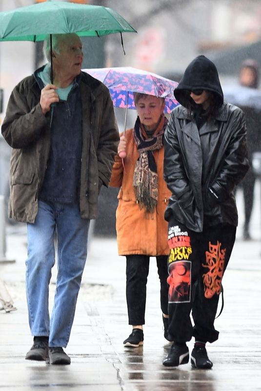 EMILY RATAJKOWSKI Out with Her Parents in New York 04/03/2024