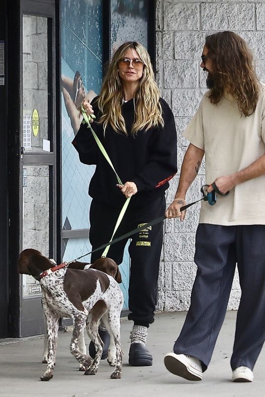 HEIDI KLUM and Tom Kaulitz Out for Lunch with Their Dogs at Joan’s on Third in Studio City 04/26/2024