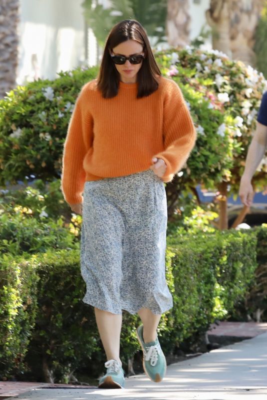 JENNIFER GARNER Out and About in Santa Monica 04/26/2024