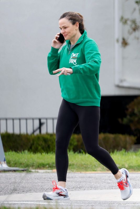 JENNIFER GARNER Out for Morning Walk in Los Angeles 04/25/2024