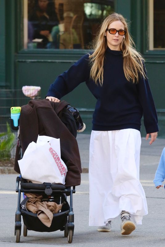 JENNIFER LAWRENCE Out on Easter Sunday for a Playdate at a Park in New York 03/31/2024