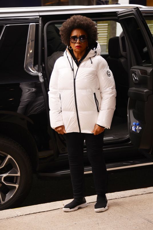 JENNIFER LEWIS Arrives at Drew Barrymore Show in New York 04/04/2024