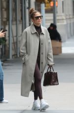 JENNIFER LOPEZ Catches a Ride in New York 04/06/2024