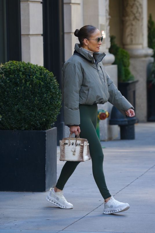 JENNIFER LOPEZ Leaves Her Apartment in New York 04/16/2024