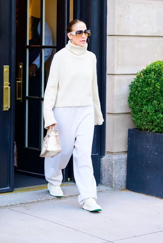 JENNIFER LOPEZ Leaves Her Hotel in New York 04/23/2024