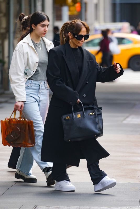 JENNIFER LOPEZ Leaves Her New York City Apartment 04/20/2024