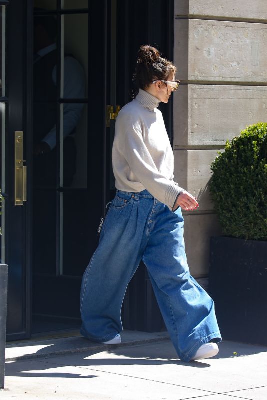 JENNIFER LOPEZ Steps out Ready for Work in New York 04/25/2024