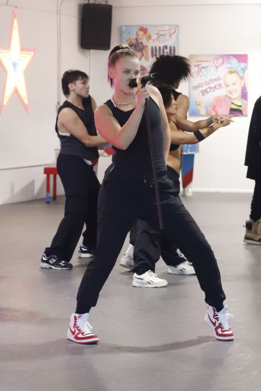 JOJO SIWA Practices for a Concert Alongside Her Dancers in Los Angeles 04/07/2024