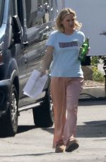 KATE HUDSON on the Set of Mindy Kaling