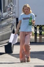 KATE HUDSON on the Set of Mindy Kaling