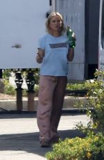 KATE HUDSON on the Set of Mindy Kaling