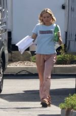 KATE HUDSON on the Set of Mindy Kaling