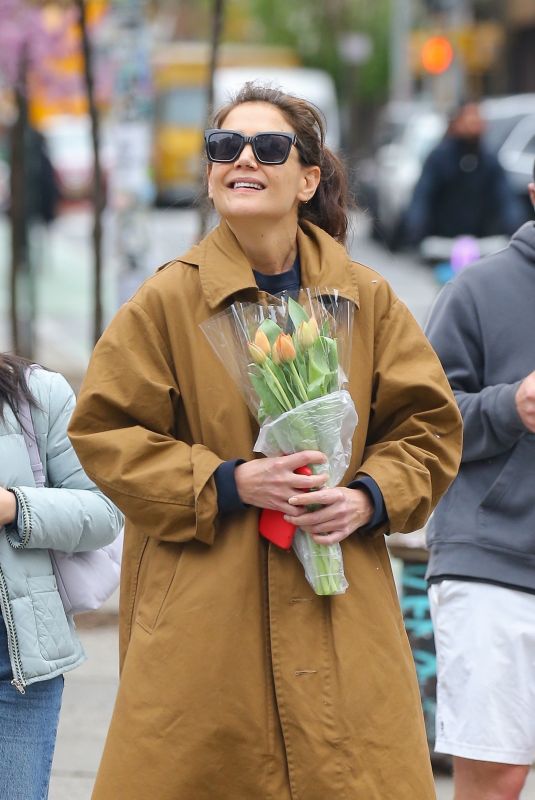 KATIE HOLMES Out with a Bouquet of Flowers in New York 04/19/2024