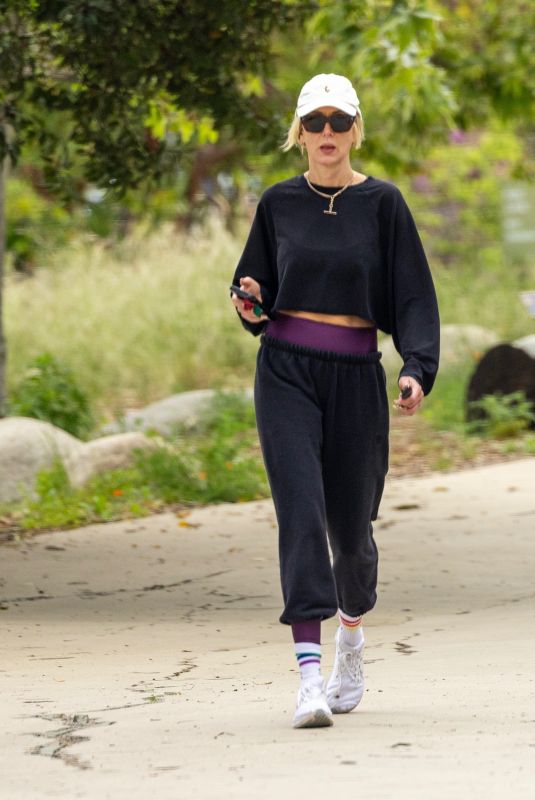 KIMBERLY STEWART Out for Morning Hike in Los Angeles 04/25/2024