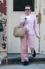 MAISIE WILLIAMS Catches a Smoke Before Stepping Out in New York 04/25/2024