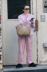 MAISIE WILLIAMS Catches a Smoke Before Stepping Out in New York 04/25/2024