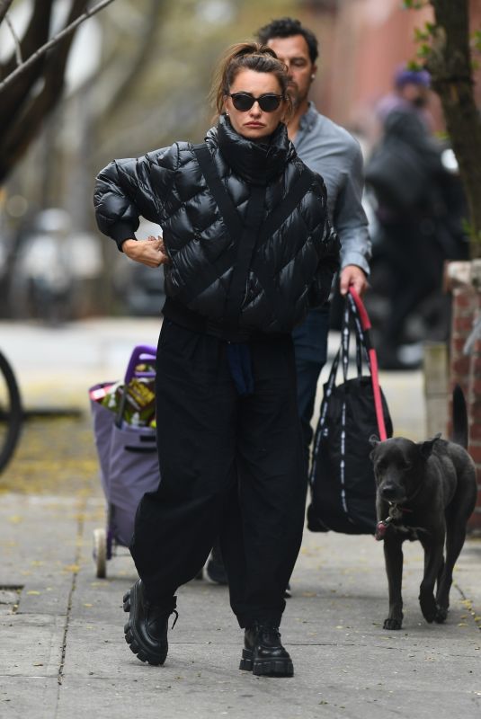 PENELOPE CRUZ Shopping at What Goes Around Comes Around Store in Soho 04/18/2024