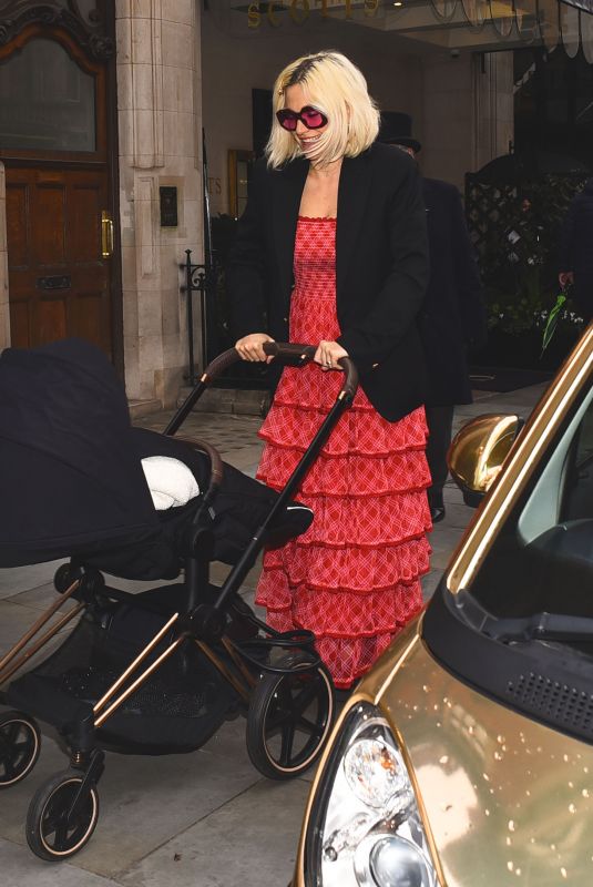 PIXIE LOTT and Her Family at Scott Restaurant in London 04/04/2024