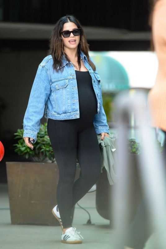 PREGNANT JENNA DEWAN at Yogurtland in Encino 04/13/2024