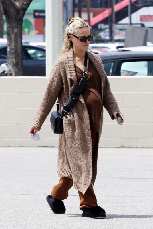 Pregnant PETA MURGATROYD Out and About in Studio City 04/19/2024