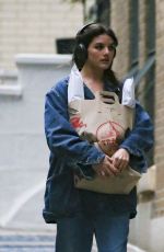SURI CRUISE Shopping at Trader Joe
