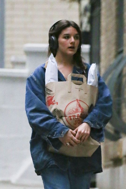 SURI CRUISE Shopping at Trader Joe’s for Her 18th Birthday Dinner in New York 04/18/2024